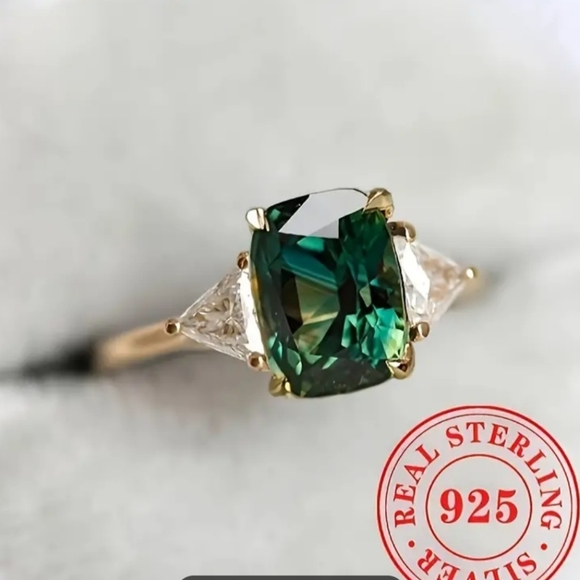 Sterling Silver Engagement Ring Inlaid with Emerald Symbol of Beauty and Lux - Picture 4 of 7